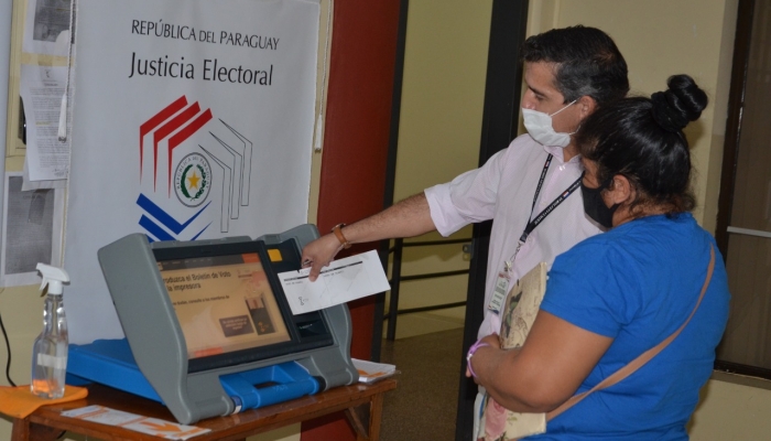 Ciudadanos se familiarizan con la MÃ¡quina de VotaciÃ³n en la sede central del Registro Civil y en la CoordinaciÃ³n departamental de Alto ParanÃ¡